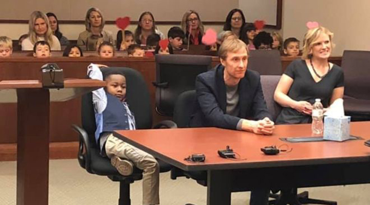 Menino de 5 anos convida toda a classe para assistir a sua adoção legal