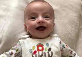Após seis meses em coma, bebê acorda sorrindo para o pai