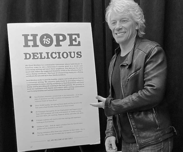 Bon Jovi inaugura mais um restaurante para universitários que não podem pagar