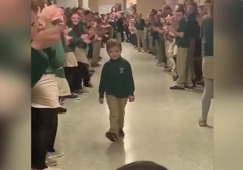 Livre do câncer menino é aplaudido por colegas na escola: vídeo