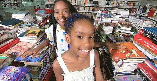 Gêmeas criam projeto de leitura para combater violência em favela