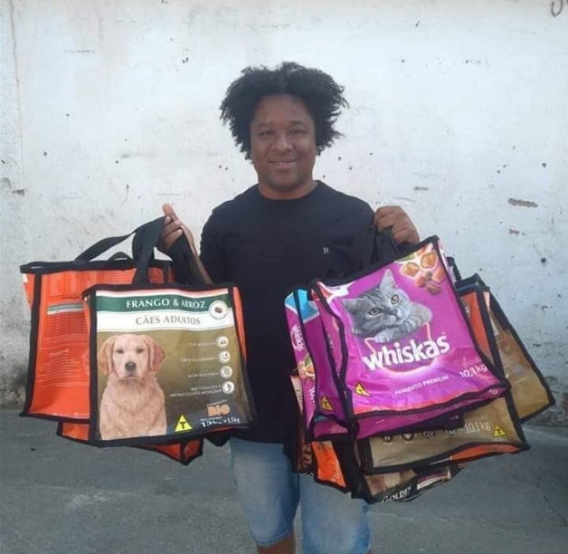 Carioca faz bolsas ecológicas de sacos de ração e usa renda para alimentar cães e gatos abandonados