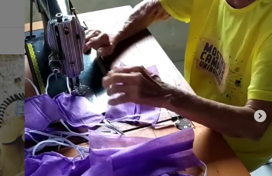 Idosa de 87 anos costura máscaras em casa e doa para vizinhos no Maranhão