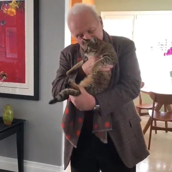 Isolado por conta do coronavírus, Anthony Hopkins toca piano para seu gato em casa