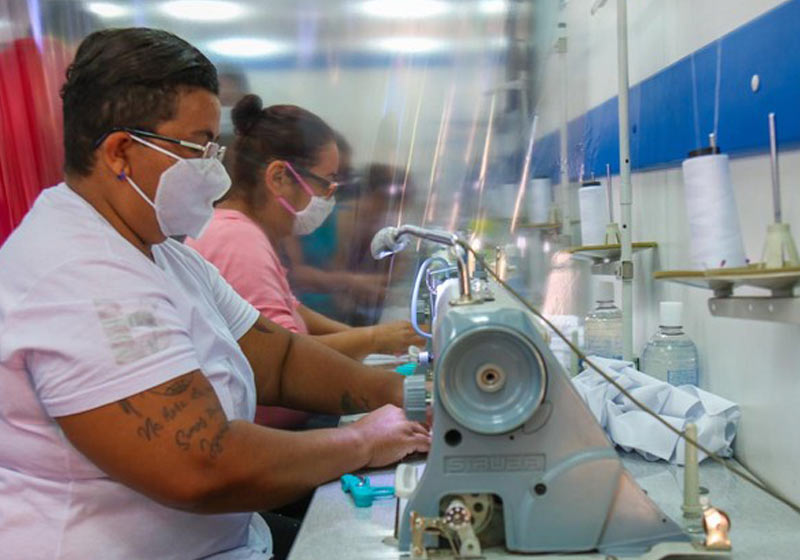 Parceria dá emprego para costureiras fazerem 1 milhão de máscaras em SP