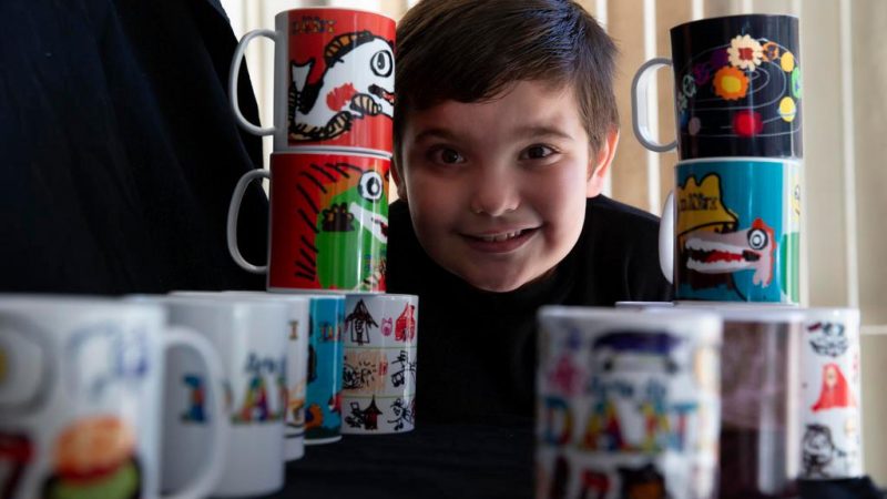 Desenhos de menino autista viram canecas que, com a venda, ajudam família a enfrentar a crise