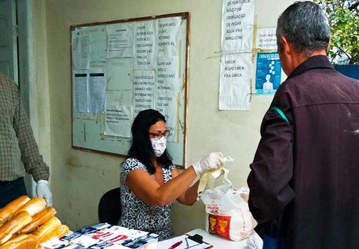 Pessoas em situação de rua recebem máscaras em ação de proteção contra o coronavírus na cidade de Vila Velha/ES