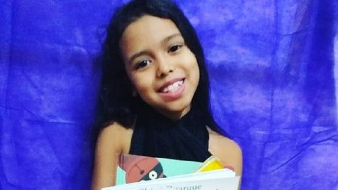 Menina de 7 anos lê poesias para idosos por telefone durante a quarentena