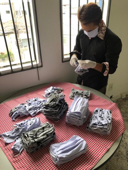 Operário vende máscaras na rua para ajudar costureiras que estão sem renda
