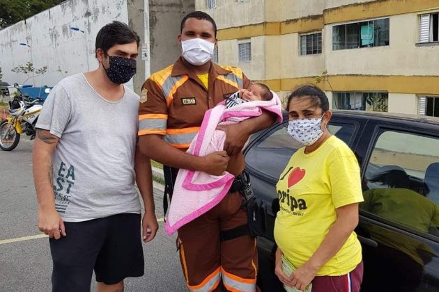 Agentes de trânsito salvam bebê engasgada com leite materno em SP