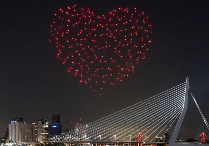 300 drones formam coração batendo em homenagem a profissionais de saúde: vídeo
