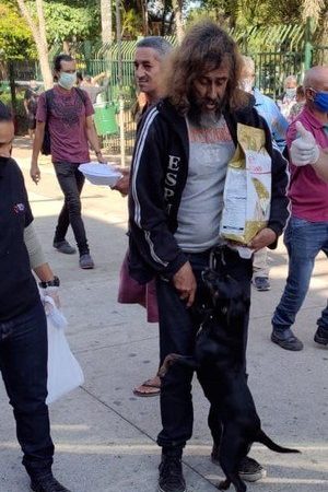 Empresa doa alimentos a cães de moradores de rua em São Paulo