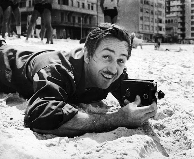 Fotos raras de Walt Disney nos anos 1940 revelam o homem por trás do legado