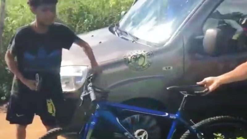Garoto ajuda ciclistas perdidos na BA, é surpreendido com bicicleta nova dias depois e se emociona; vídeo viralizou
