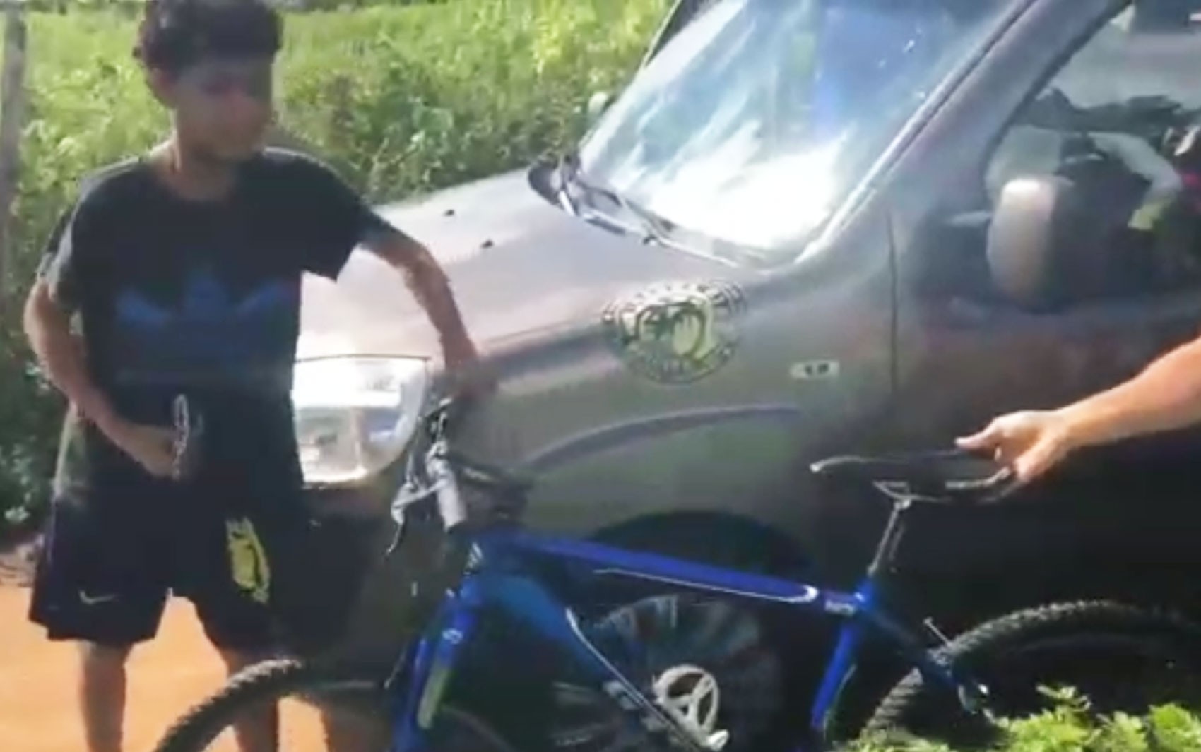 Garoto ajuda ciclistas perdidos na BA, é surpreendido com bicicleta nova dias depois e se emociona; vídeo viralizou