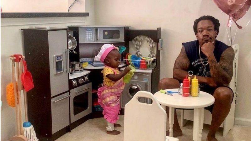 Papai Babão faz resenha sobre “restaurante” da filha e post viraliza