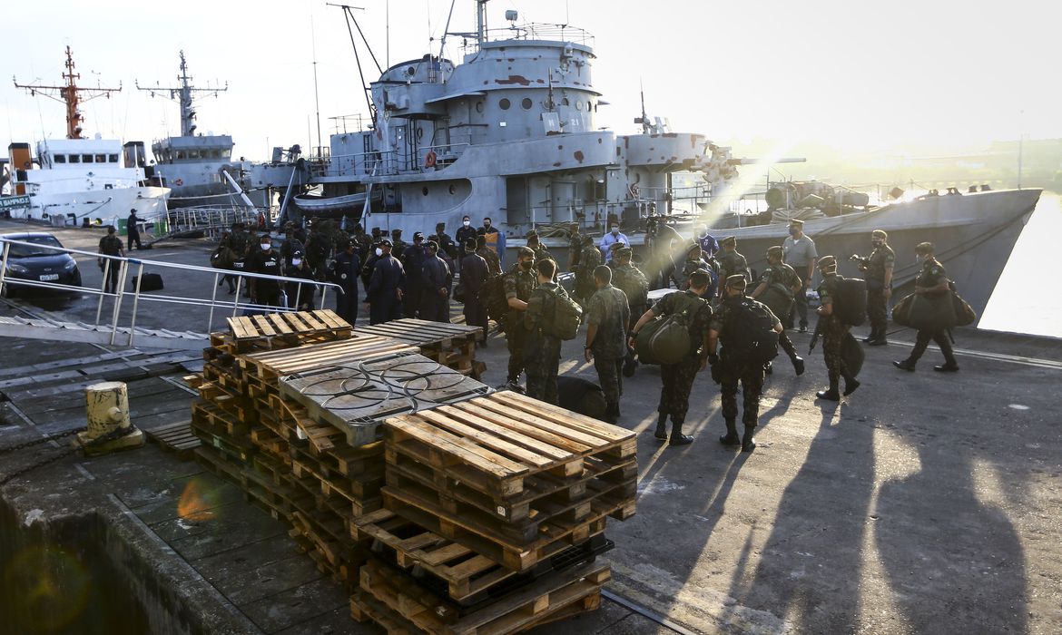 Navios da Marinha atracam no Pará para atender população ribeirinha