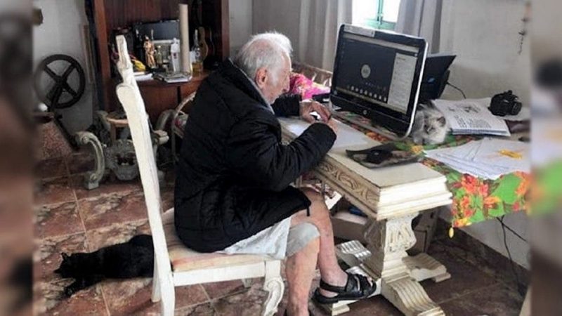 Mesmo sem entender nada de tecnologia, senhor de 92 anos não quer largar universidade