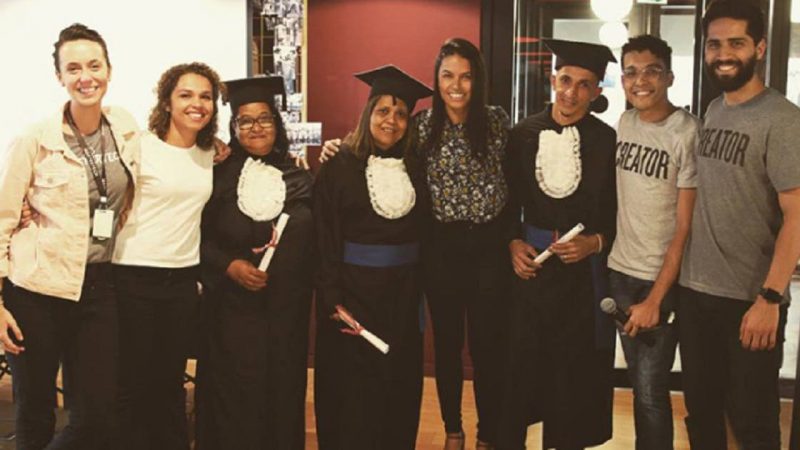 Empresa alfabetiza auxiliares de limpeza em vez de demiti-los por não saber ler