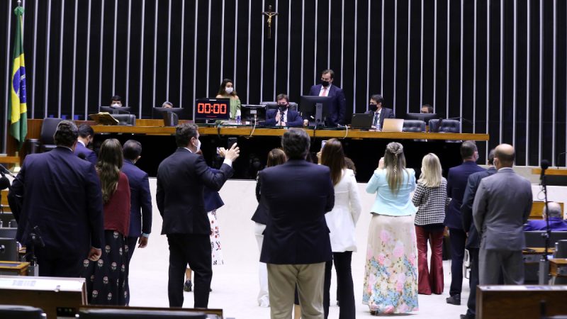 Câmara aprova novo Fundeb e amplia verba federal na educação básica