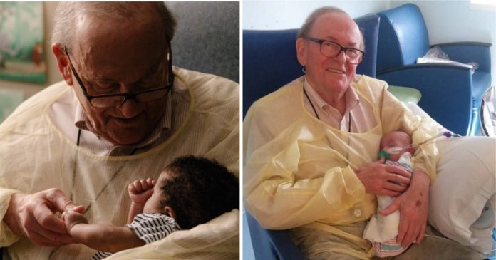 Colinho de avô! Aposentado é voluntário confortando bebês em hospital nos EUA