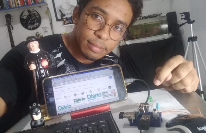 Professor e ex-catador cria aparelho barato pra alunos de baixa renda estudarem