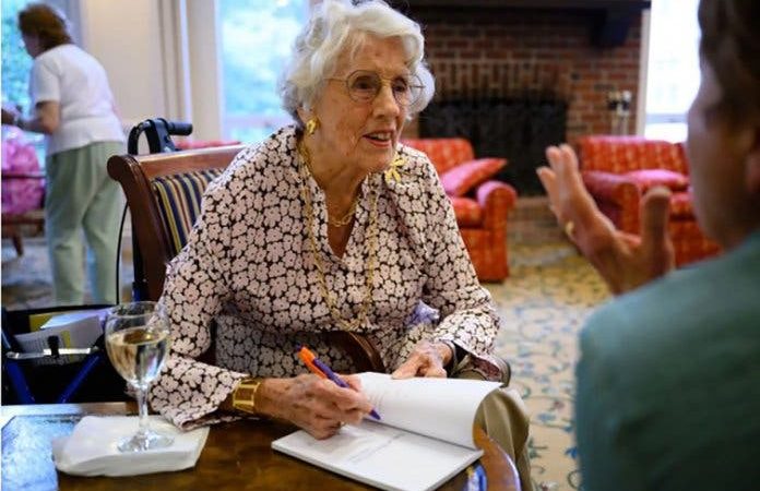 Aos 101 anos, essa mulher publicou seu primeiro livro de poesia