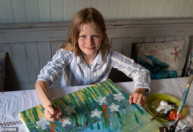 Pintora de 10 anos fatura alto com suas obras – e doa todo dinheiro