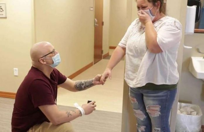 Homem termina quimioterapia e pede namorada em casamento. Vídeo