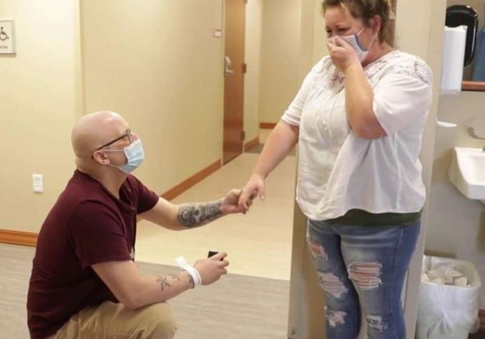Homem termina quimioterapia e pede namorada em casamento. Vídeo