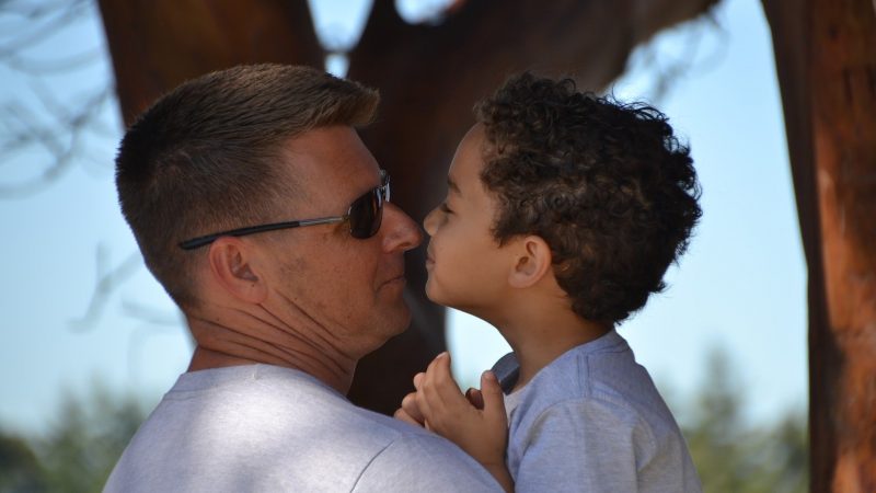 Pesquisa revela que mais da metade dos pais dizem ter se aproximado dos filhos devido a pandemia