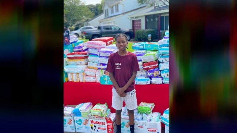 Menino doa 22.000 fraldas para mães solteiras com dinheiro arrrecadado vendendo limonada