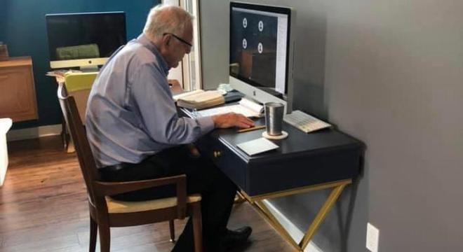 Professor de 91 anos viraliza após ser fotografado dando aula online