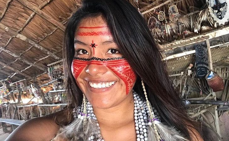 Jovem indígena se torna influenciadora no TikTok e mostra sua cultura para o mundo.