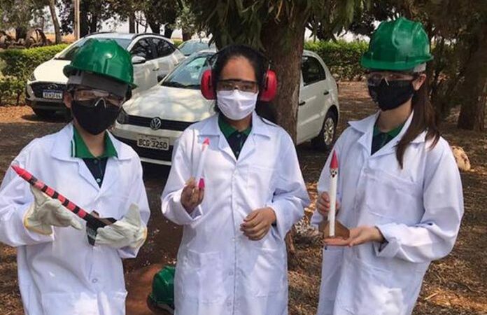 Alunas brasileiras criam minifoguetes para reflorestar áreas devastadas