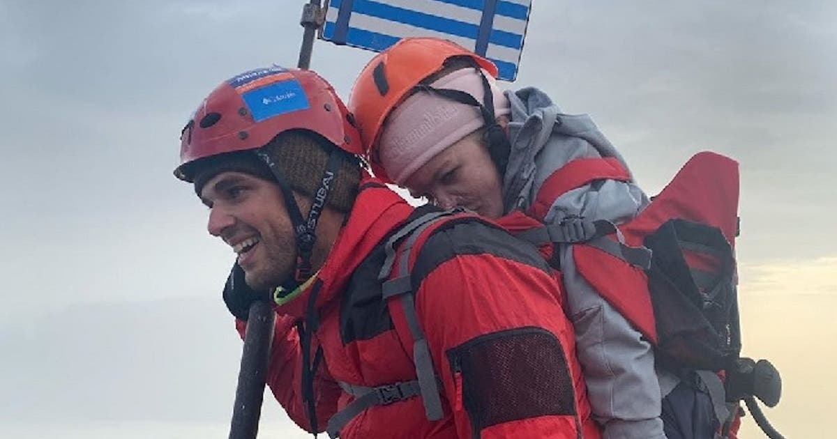 Atleta escala Monte Olimpo com mulher com deficiência nas costas, realizando sonho da vida dela