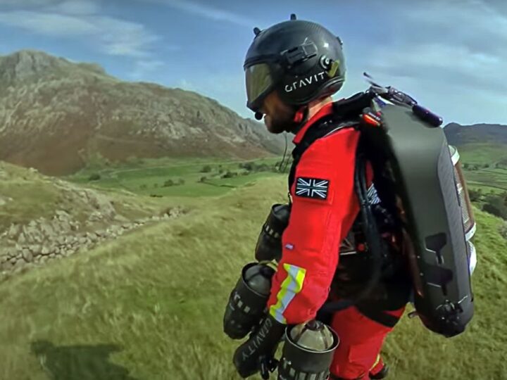 Paramédicos na Inglaterra testam traje voador para resgatar vítimas