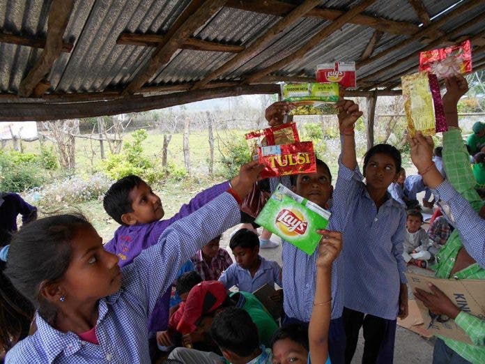 Estudantes indianos enviam 20 mil embalagens de plástico para alimentos de volta aos fabricantes