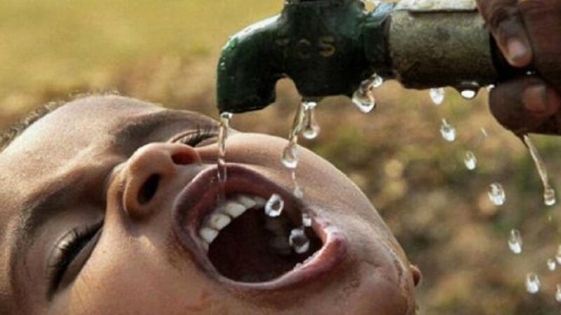 Depois de décadas escavando, homem finalmente encontra água para abastecer sua comunidade