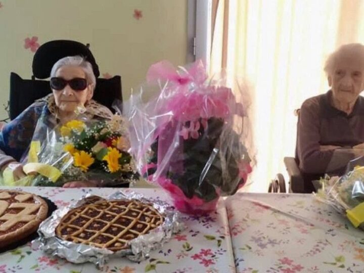 Vovó comemora seu 107º aniversário ao lado da melhor amiga, de 105 anos
