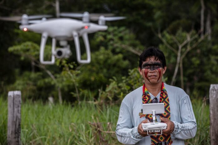 Índios usam drones para ajudar proteger a Amazônia