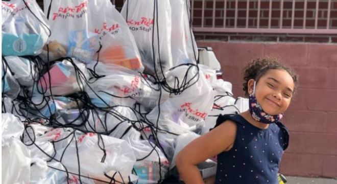 Menina de 6 anos ajuda sem-teto nos EUA com ‘bolsas felizes’