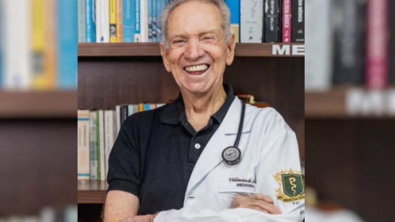 Idoso que sonha em ser médico conclui metade do curso aos 87