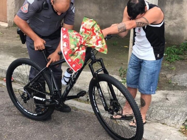 Policiais doam bicicleta a um entregador de comida que fazia as entregas a pé