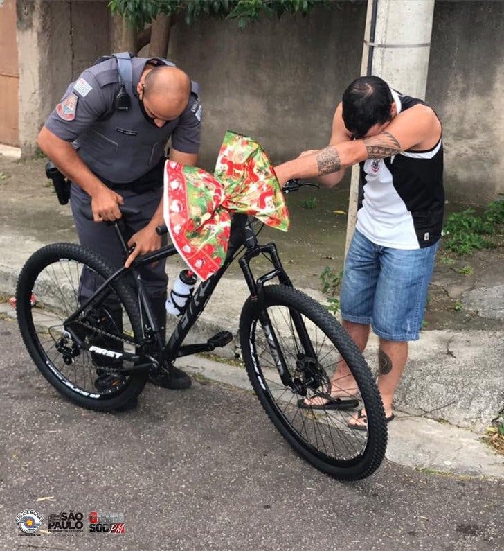 Policiais doam bicicleta a um entregador de comida que fazia as entregas a pé