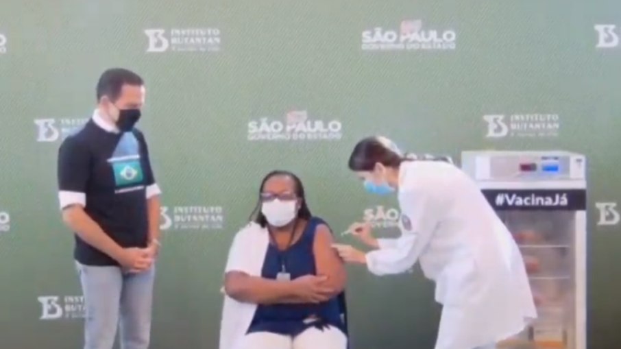 Enfermeira do Emílio Ribas recebe dose da CoronaVac e é a 1ª brasileira vacinada