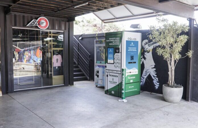 Heineken troca garrafas de vidro por desconto em produtos