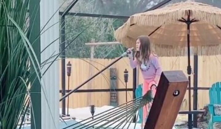 Menina de 8 anos viraliza cantando enquanto faz suas tarefas
