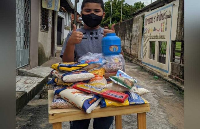 Menino de 9 anos usa economias em rifa para ajudar comunidade carente
