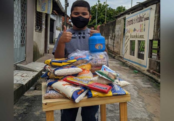 Menino de 9 anos usa economias em rifa para ajudar comunidade carente